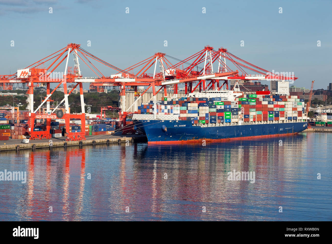 Wagon porte-conteneurs navire amarré au port de Halifax, Nouvelle-Écosse, Canada Banque D'Images