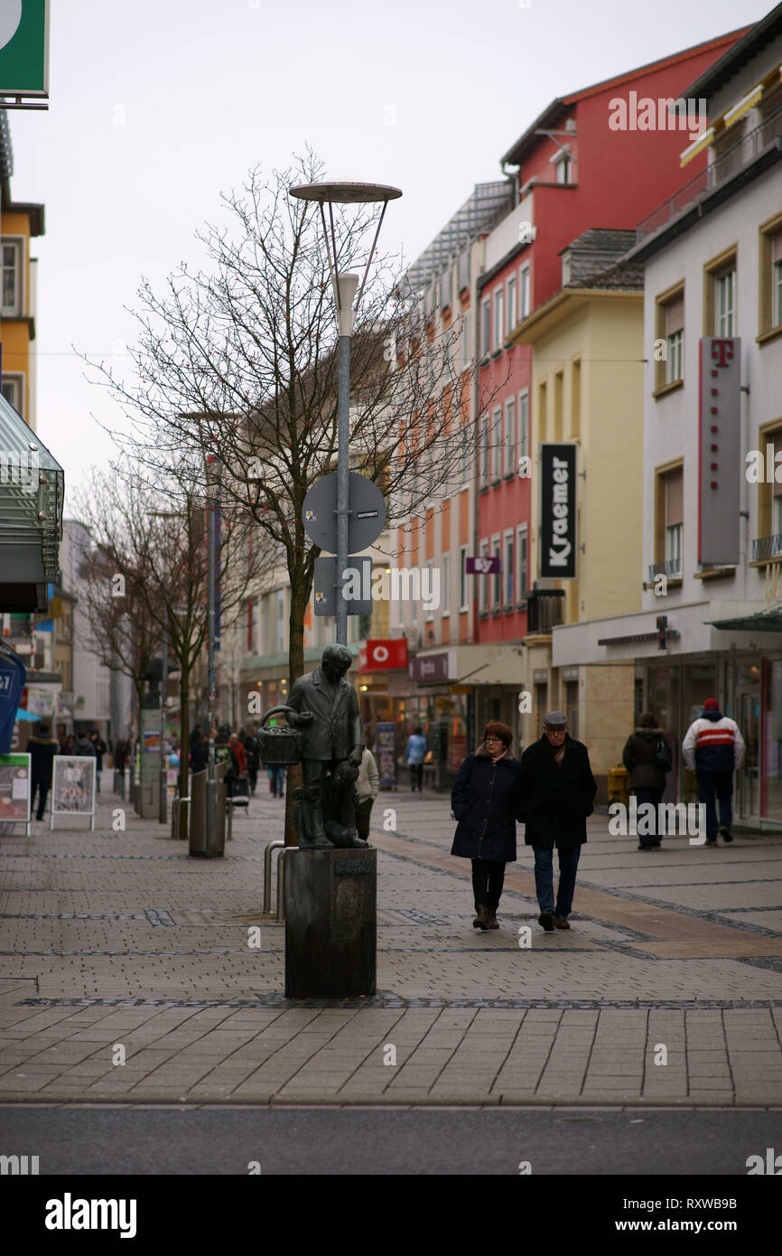 Kaiserslautern, Allemagne - le 26 janvier 2019 : Les piétons marcher le long de la Market-Street, une rue commerçante du centre-ville le 26 janvier 2019 à Kais Banque D'Images