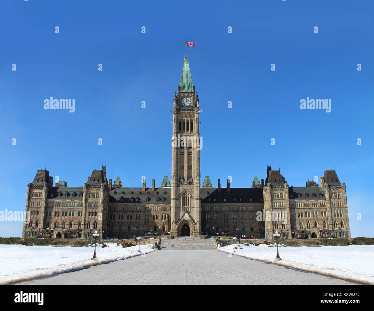 Parlement du Canada dans la capitale canadienne de l'Ontario Ville d'Ottawa comme un bâtiment historique avec une vue de face de la tour de la paix. Banque D'Images