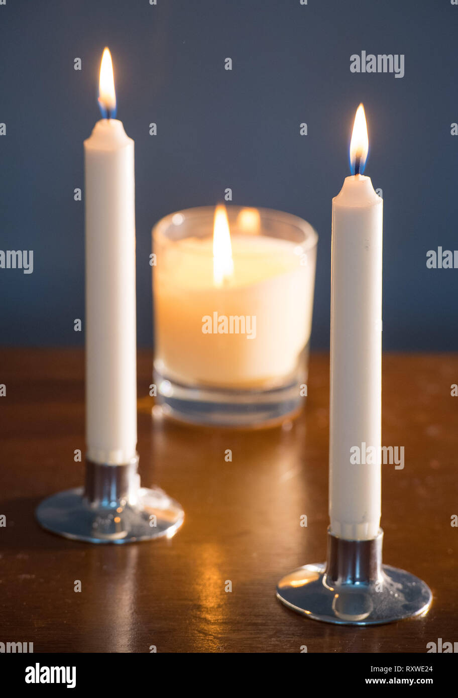 Bougies allumées. Les ventes de bougies ont bondi d'un tiers au cours de l'année écoulée au milieu de l'augmentation du nombre de distributeurs, de nouvelles recherches suggèrent. Banque D'Images