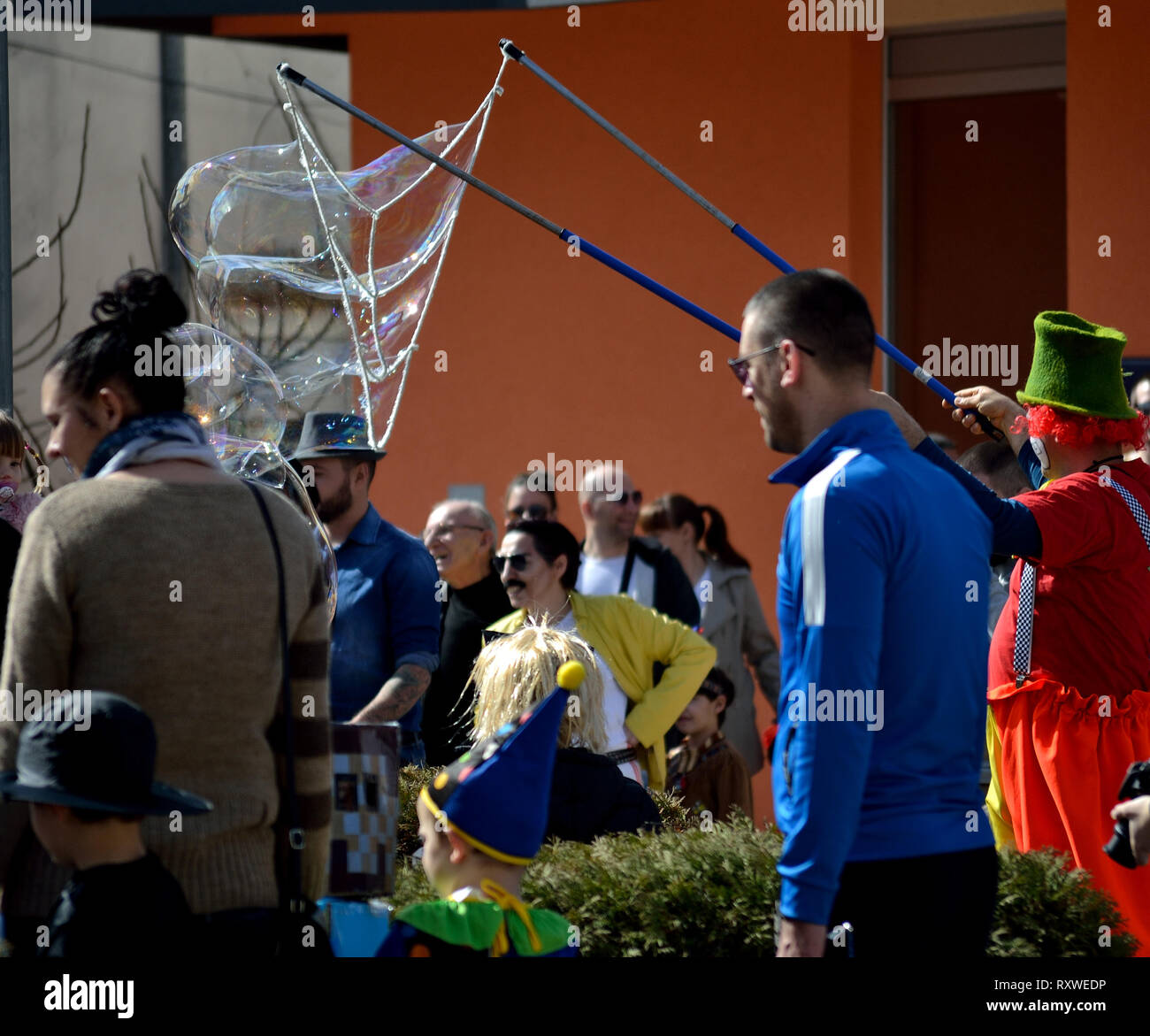 Les gens qui regardent un clown soufflé bulles au grand festival de plein air, slaves, Svilajnac Serbie, l'Europe (Poklade, Bela Comitat) Banque D'Images