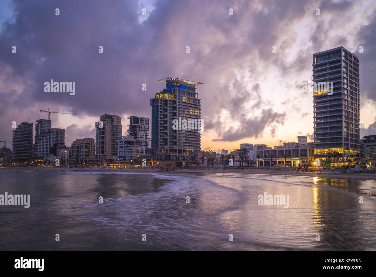 Skyline de Tel Aviv, Israël par la plage au crépuscule Banque D'Images