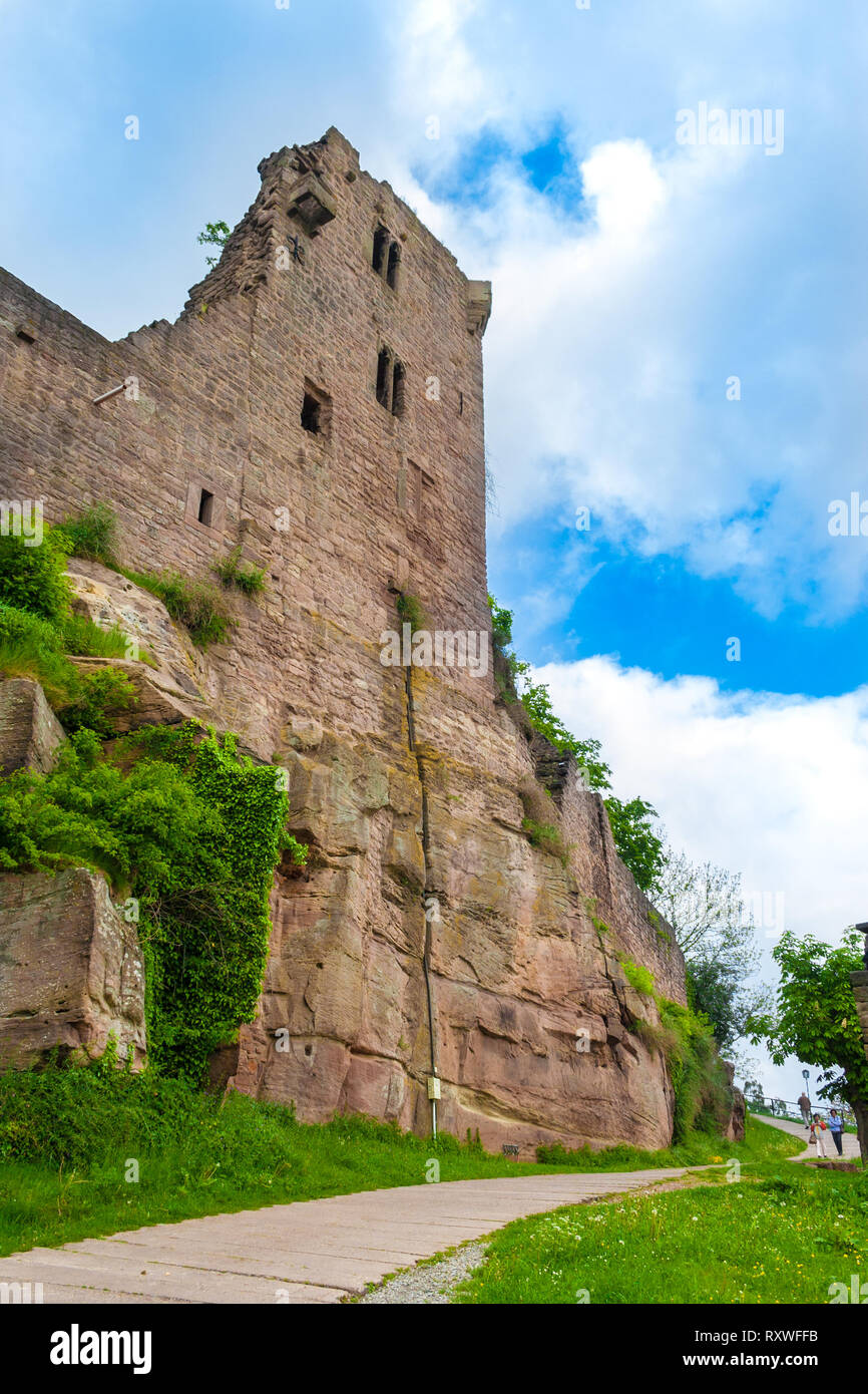 Belle vue sur les ruines de château Hanstein en Allemagne, où un chemin le long de la paroi intérieure et le mur rideau hall connecté construit sur un rocher naturel... Banque D'Images