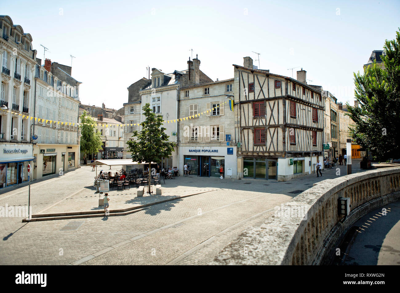 Niort (centre-ouest de la France) : bâtiment et maisons à colombages de la "place des Halles' square, dans le centre-ville Banque D'Images