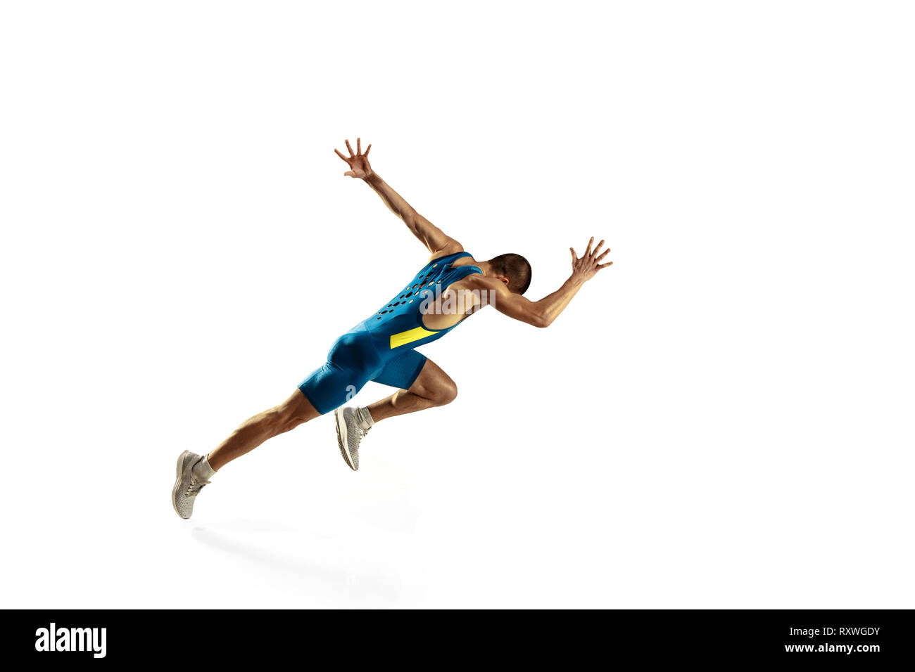 Young caucasian man running isolated on white background studio. Un mâle runner ou du jogging. Silhouette d'athlète de jogging avec les ombres. Banque D'Images