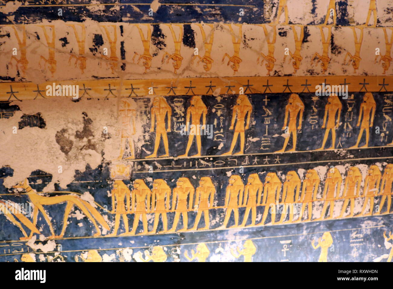 Frise murale de la tombe de Ramsès VI. Tombe KV9 pour l'Egypte Vallée des Rois a été construite par le pharaon Ramsès V. Il est enterré ici, mais son oncle, Ramsès VI, réutilisés plus tard le tombeau comme son propre. La mise en page est typique de la 20e dynastie - la période de l'époque Ramesside. Ramsès VI Nebmaatre-Meryamun fut le cinquième souverain de la xxe dynastie égyptienne. Il a régné pendant environ huit ans au milieu et à la fin du 12e siècle avant J.-C. Banque D'Images