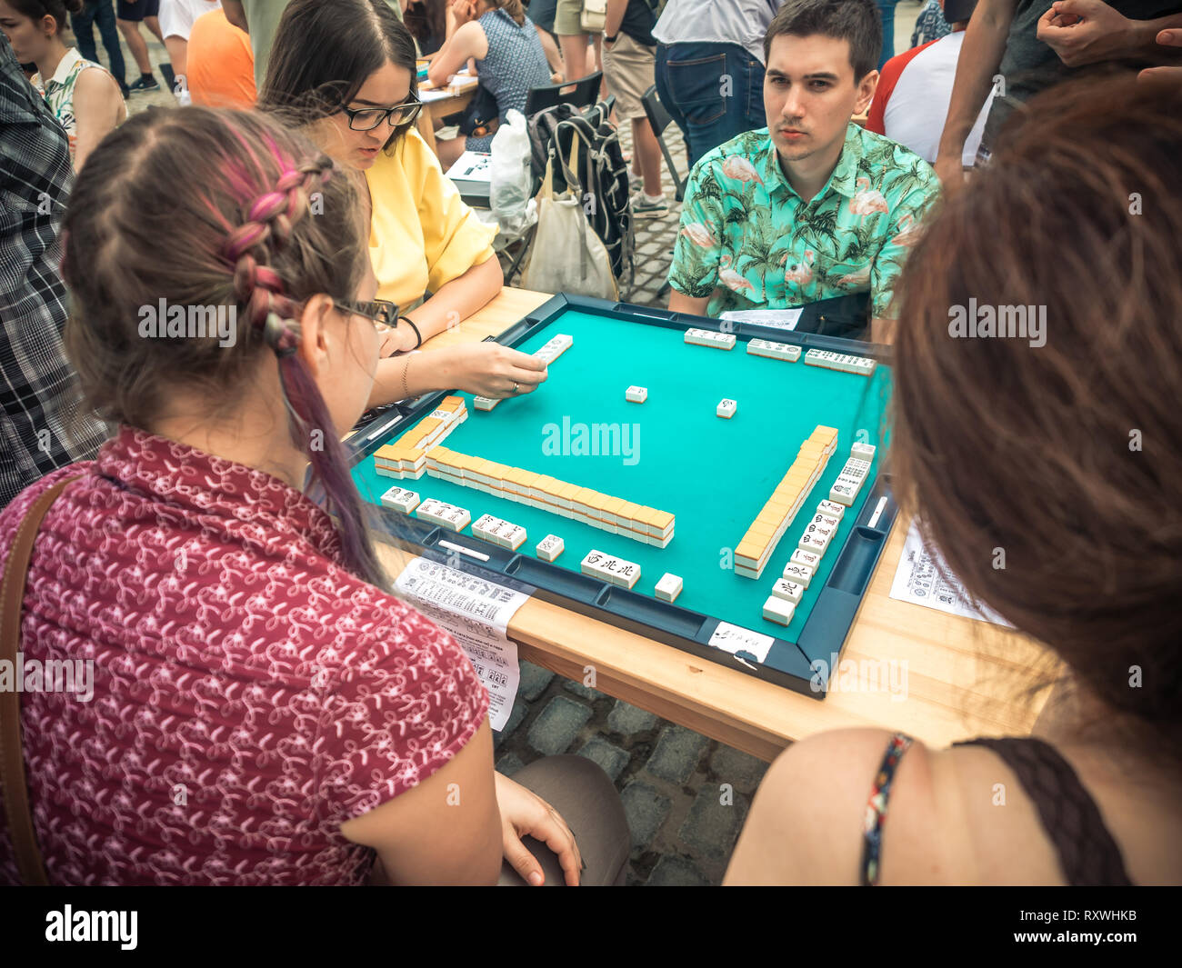 Moscou, Russie - Août 09, 2018 : festival japonais à Moscou. Les jeunes jouer mahjong jeu de tuiles asiatiques. Table side view Banque D'Images