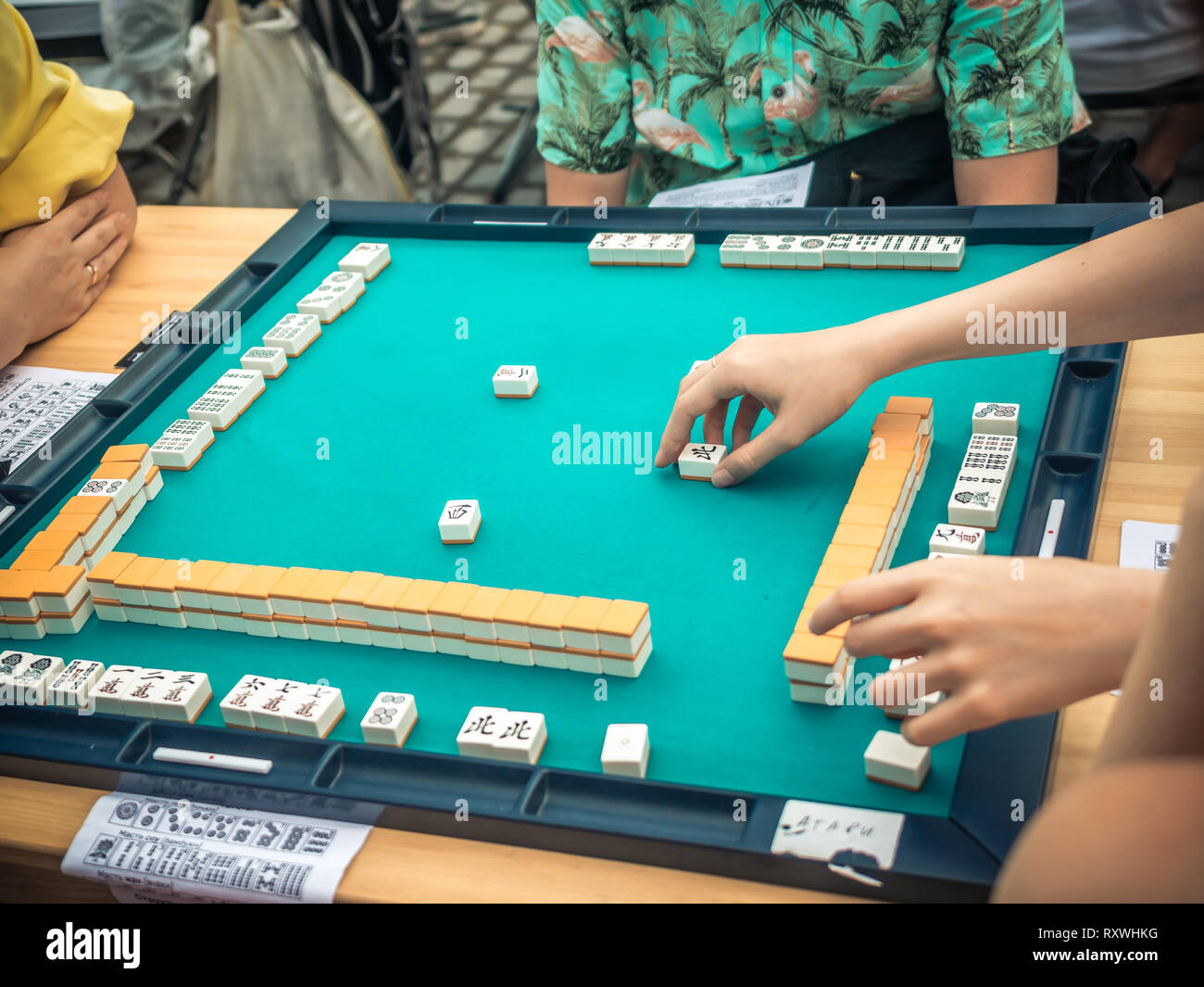 Les gens jouer mahjong jeu de tuiles asiatiques. Vue de dessus de table Banque D'Images