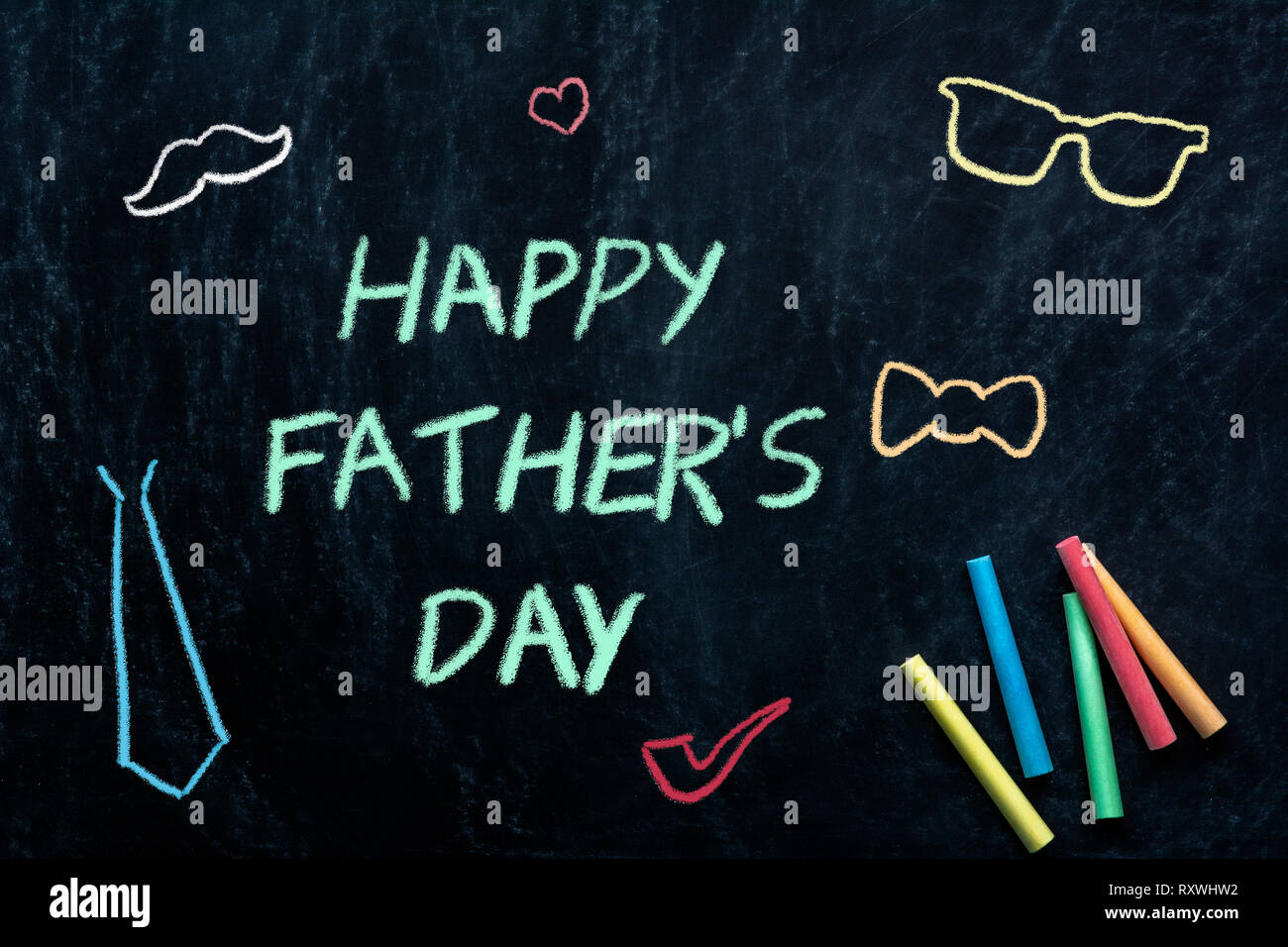 Happy father's day text et image d'un coeur noir sur chalkborad Banque D'Images