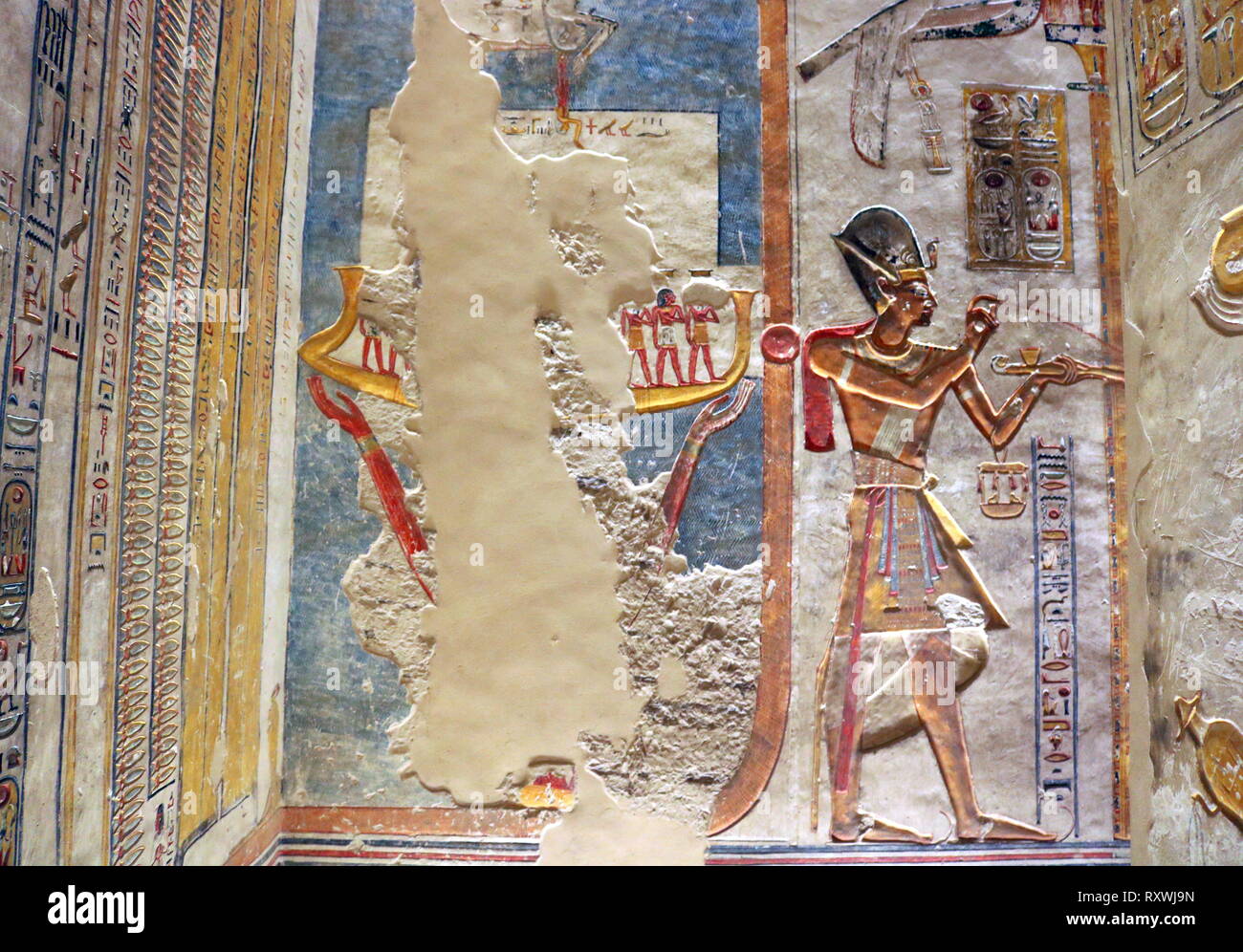 Frise murale de la tombe de Ramsès VI. Tombe KV9 pour l'Egypte Vallée des Rois a été construite par le pharaon Ramsès V. Il est enterré ici, mais son oncle, Ramsès VI, réutilisés plus tard le tombeau comme son propre. La mise en page est typique de la 20e dynastie - la période de l'époque Ramesside. Ramsès VI Nebmaatre-Meryamun fut le cinquième souverain de la xxe dynastie égyptienne. Il a régné pendant environ huit ans au milieu et à la fin du 12e siècle avant J.-C. Banque D'Images