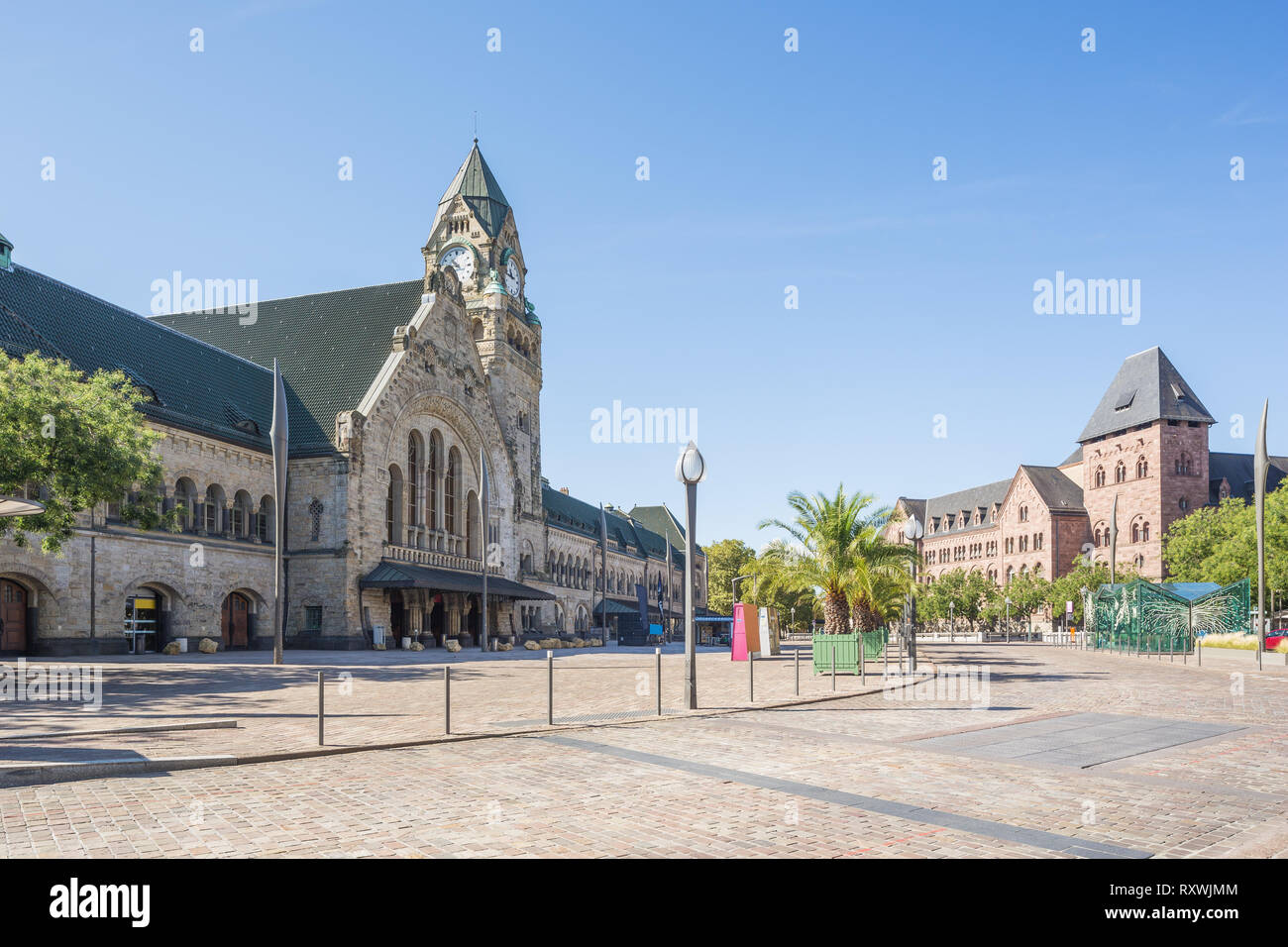 Vue de la gare de Metz avec le bâtiment du bureau de poste à l'arrière-plan  Photo Stock - Alamy