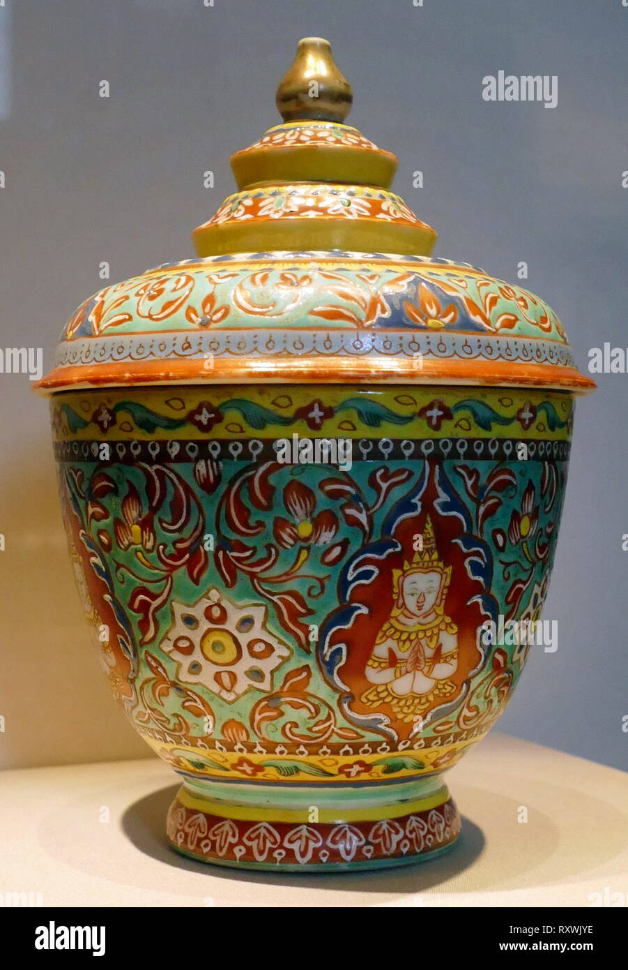Bol et couvrir la Chine, 1750-1800, chinois, fait pour le marché de la Thai royal, ce décor émaillé est appelée Bencharong (cinq en couleur). Banque D'Images