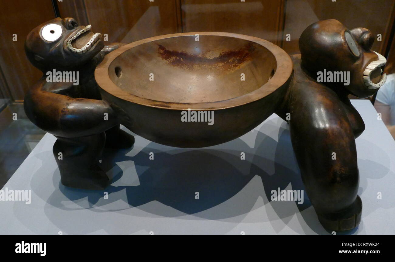 Bol de l'Hawaiian Islands, 1700. Utilisé pour servir 'Awa, une boisson alcoolisée. Le bol est décoré avec des perles, et des sections de défense de sanglier. Un chef d'Hawaï a présenté au capitaine Charles Clerke, lors de James Cook, troisième Voyage du Pacifique. Banque D'Images