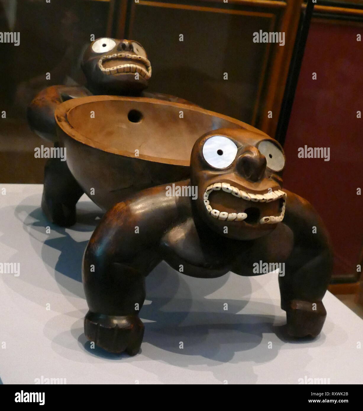 Bol de l'Hawaiian Islands, 1700. Utilisé pour servir 'Awa, une boisson alcoolisée. Le bol est décoré avec des perles, et des sections de défense de sanglier. Un chef d'Hawaï a présenté au capitaine Charles Clerke, lors de James Cook, troisième Voyage du Pacifique. Banque D'Images