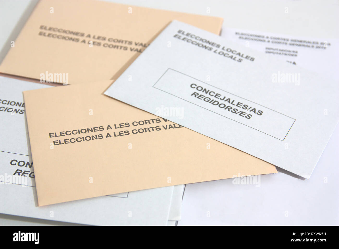 Les enveloppes de vote aux élections locales où les conseillers sont élus (traduction de:regidors/concejales) et pour les élections de les Corts Valenciane Banque D'Images