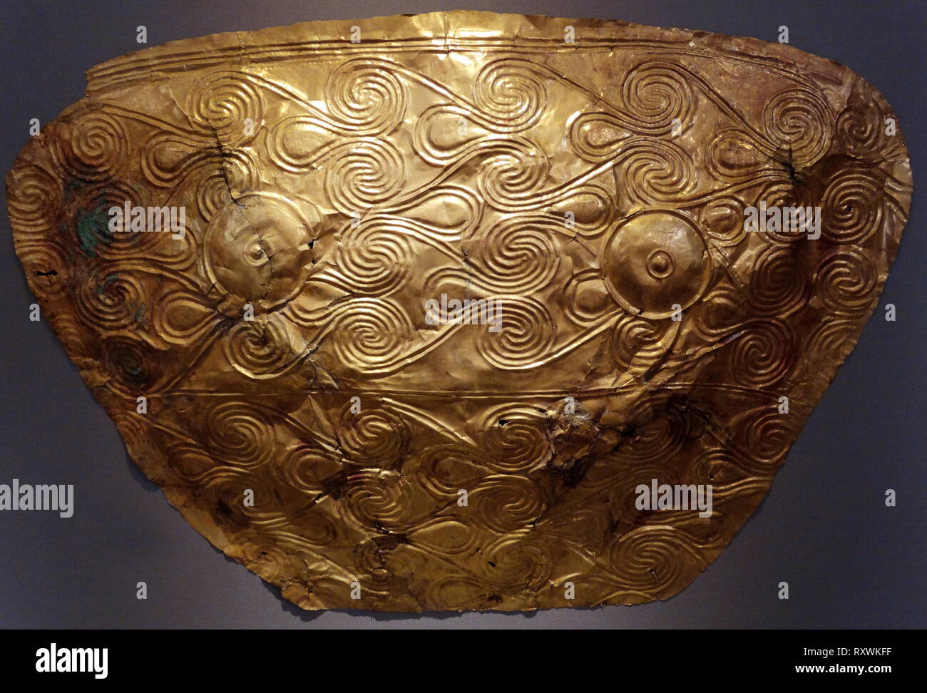 Feuille d'or, d'un cercle, un 16e siècle av. royale, de l'âge du bronze de la citadelle de Mycènes dans le sud de la Grèce. Caractéristique de la phase précoce de la civilisation mycénienne Banque D'Images