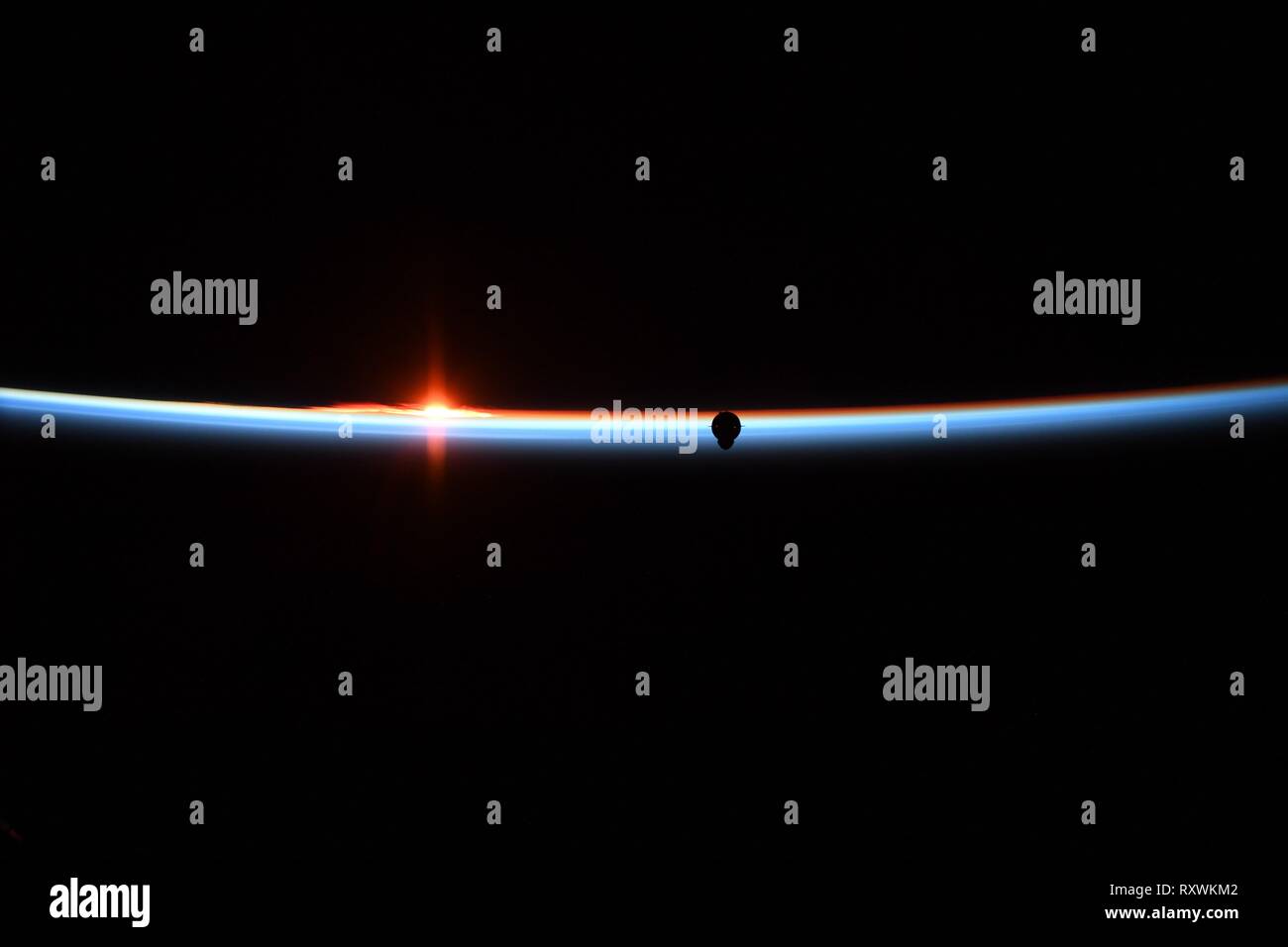 L'équipage commercial sans pilote SpaceX Dragon capsule est découpé sur les masses à l'approche de l'horizon d'amarrer à la Station spatiale internationale, le 3 mars 2019, dans l'orbite de la Terre. Le vol d'essai de l'engin spatial non habité à la Station Spatiale Internationale est le premier essai et le début d'une nouvelle ère pour les voyages dans l'espace de la NASA. Banque D'Images