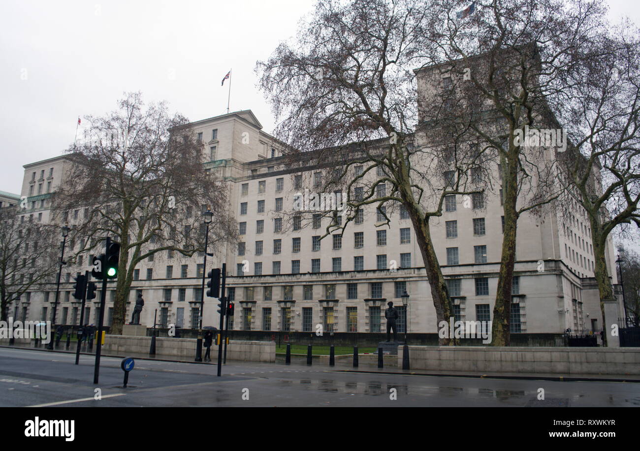 Ministère de la Défense bâtiment principal, situé sur Whitehall à Londres. Le bâtiment a été conçu par E. Vincent Harris en 1915 et construit entre 1939 et 1959 sur le site du palais de Whitehall. Il a d'abord été occupé par le ministère de l'air et la Chambre de commerce avant de devenir en 1964 l'accueil du ministère de la Défense. Banque D'Images