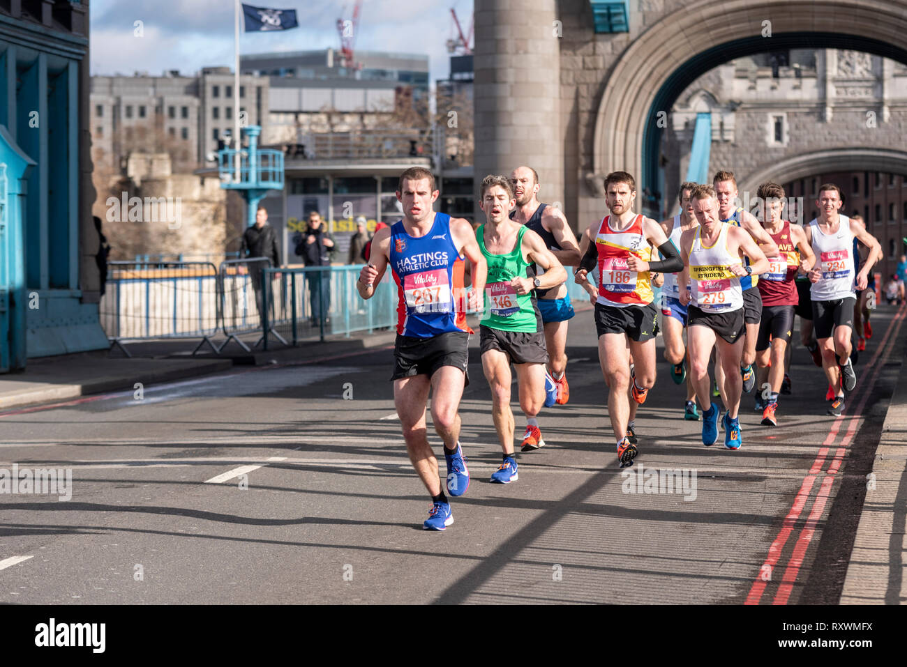 Rhys Boorman 267 Ben Plummer 186 d'exécution dans la grande vitalité de la moitié demi-marathon traversant le Tower Bridge, Londres, Royaume-Uni. Coureur de club, club porteur Banque D'Images