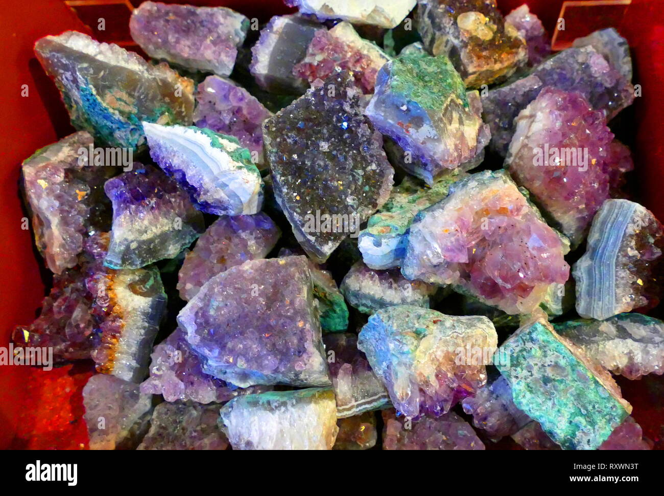 L'améthyste est une variété de quartz violet. Les Grecs anciens portaient l'améthyste et sculpté récipients à boire d'elle dans la croyance qu'elle permettrait d'éviter l'intoxication. L'améthyste est une pierre semi-précieuse souvent utilisée en joaillerie et est la pierre de naissance traditionnel pour février Banque D'Images