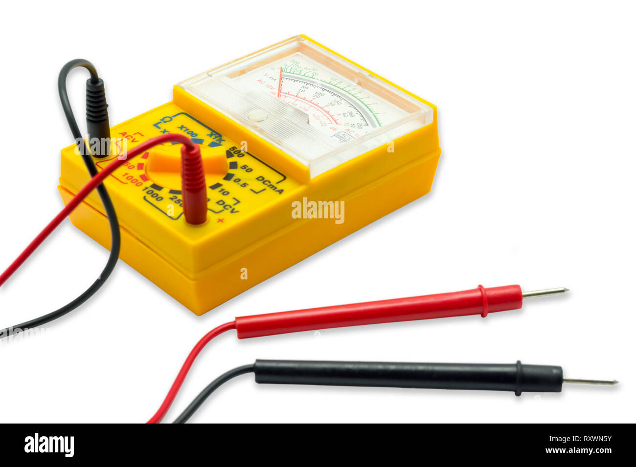 AC DC multimètre analogique jaune sur fond blanc. Banque D'Images