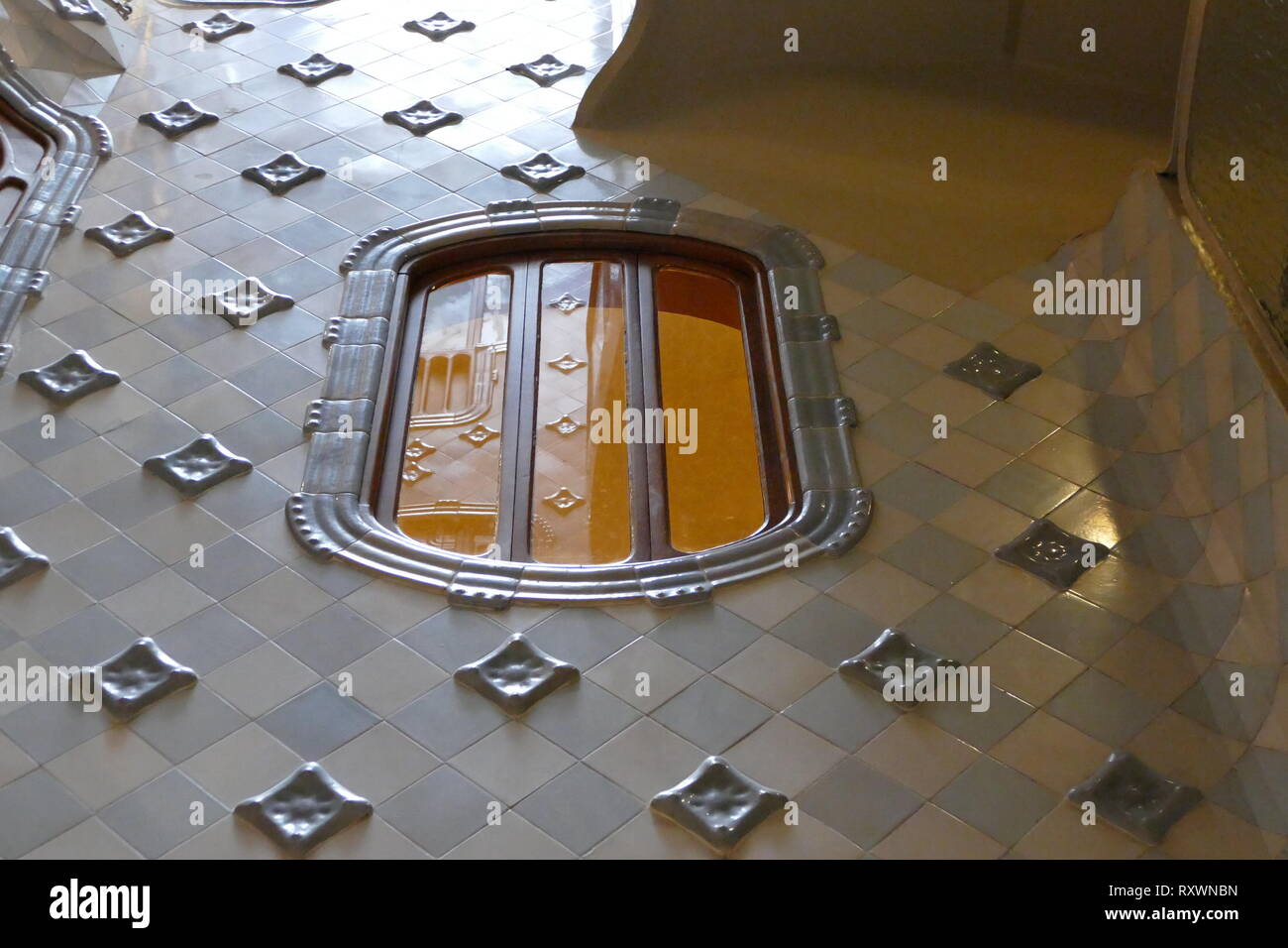 Détail de l'intérieur de la Casa Batllo, Barcelone, conçu par Antoni Gaudi. Un remodelage d'une maison construite précédemment, il a été remanié en 1904 par Gaudi et a été rénové plusieurs fois après cela. Assistants de Gaudi Domenec Sugranes je Gras, Josep Canaleta et Joan Rubio a également contribué au projet de rénovation. Le nom local pour le bâtiment est Casa dels ossos (Maison des os), car il a une qualité biologique squelettique, viscéral. Banque D'Images