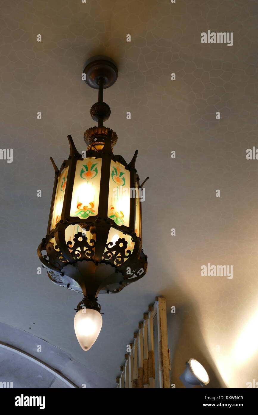 Détail de l'intérieur de la Casa Batllo, Barcelone, conçu par Antoni Gaudi. Un remodelage d'une maison construite précédemment, il a été remanié en 1904 par Gaudi et a été rénové plusieurs fois après cela. Assistants de Gaudi Domenec Sugranes je Gras, Josep Canaleta et Joan Rubio a également contribué au projet de rénovation. Le nom local pour le bâtiment est Casa dels ossos (Maison des os), car il a une qualité biologique squelettique, viscéral. Banque D'Images