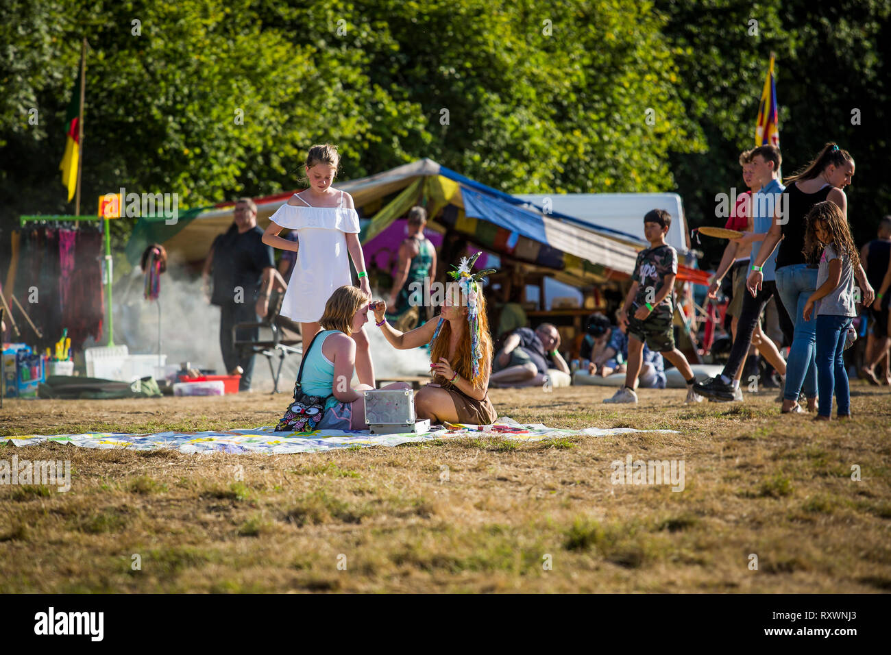 Fille ayant son visage peint dans le festival Wild, Kent, Royaume-Uni Banque D'Images