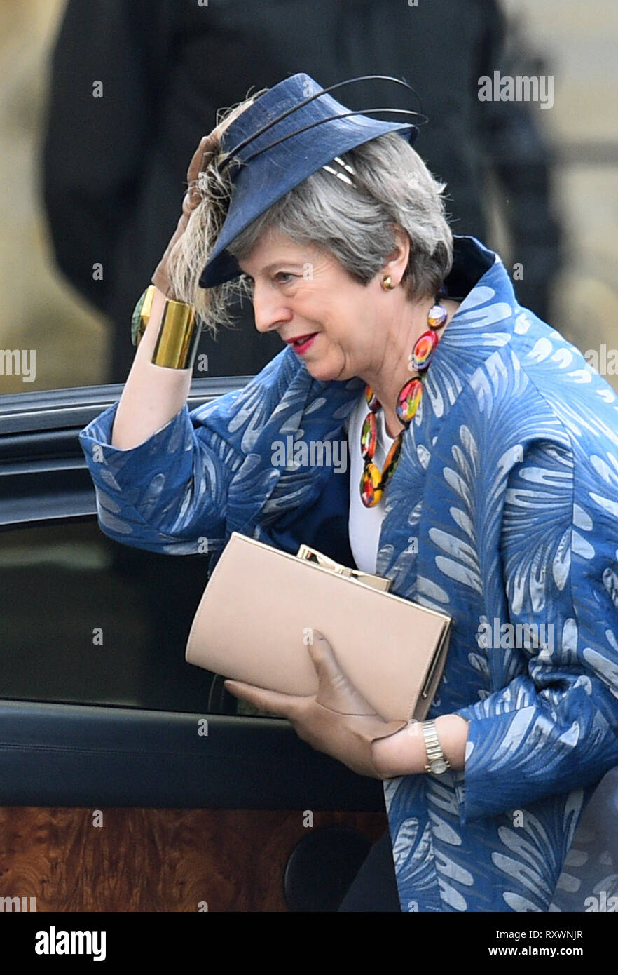 Premier ministre Theresa peut arrive pour le Service du Commonwealth à l'abbaye de Westminster, Londres. Banque D'Images