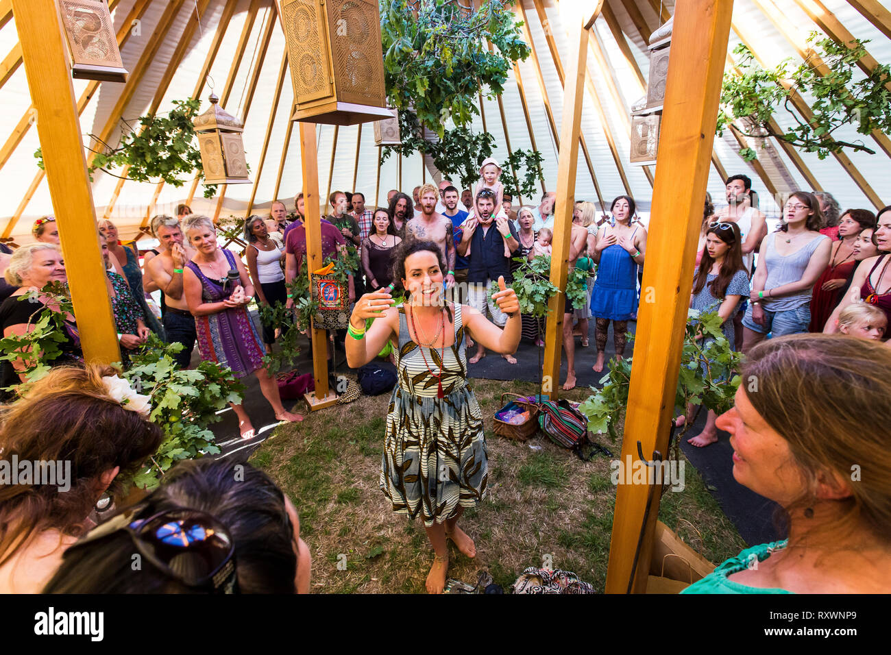 Festival Choir chantant lors d'un atelier dans une yourte à dans la nature festival, Kent, UK Banque D'Images Festival Choir chantant lors d'un atelier dans une yourte à dans la nature festival, Kent, UK Banque D'Images