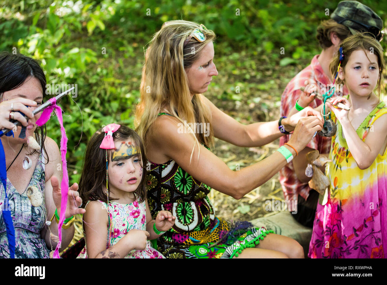 Festival de la famille fun avec maman et les enfants dans la nature au festival, Kent, UK Banque D'Images