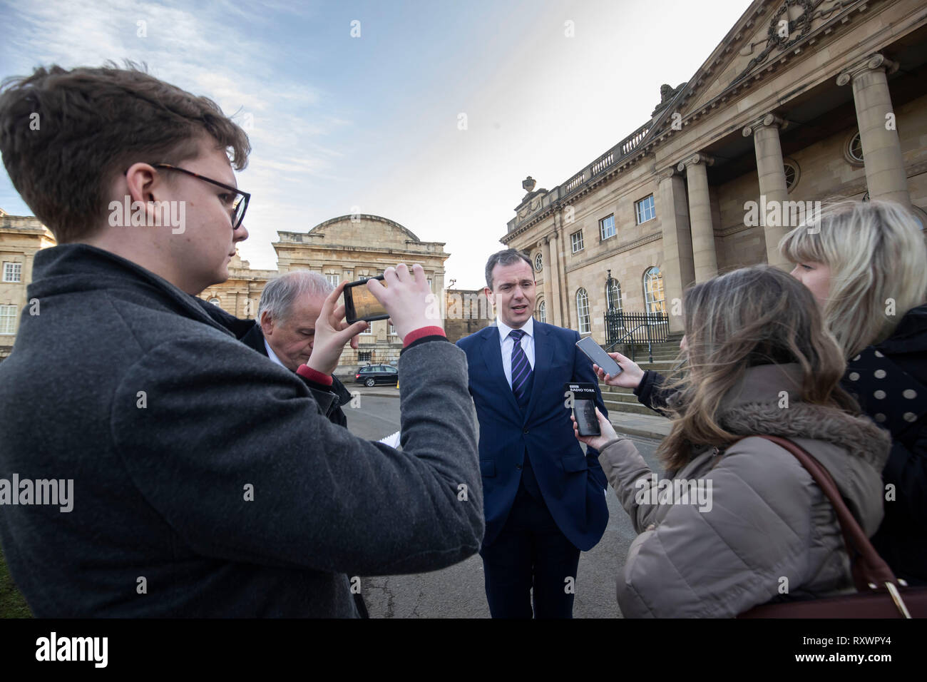 Detective Chief Inspector Graeme Wright fait une déclaration à la presse après Geoffrey Crossland a été emprisonné pendant plus de 12 ans à York Crown Court après il a amassé l'une des plus grandes distances connues des images indécentes en Angleterre et au Pays de Galles. Banque D'Images