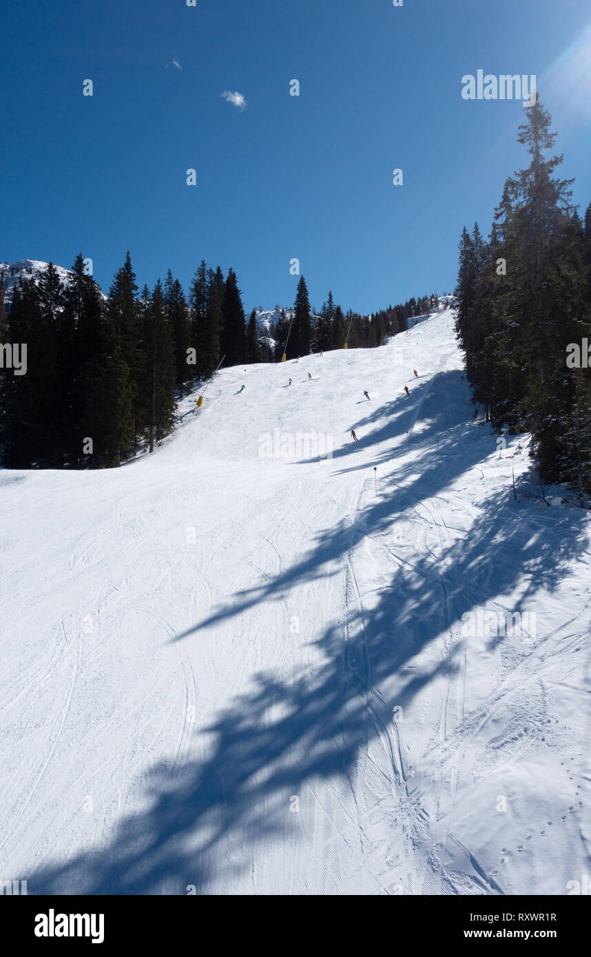 Italie - vue sur les pistes sur une journée ensoleillée en mars, Madonna di Campiglio, Brenta Dolomites, Italie Europe Banque D'Images