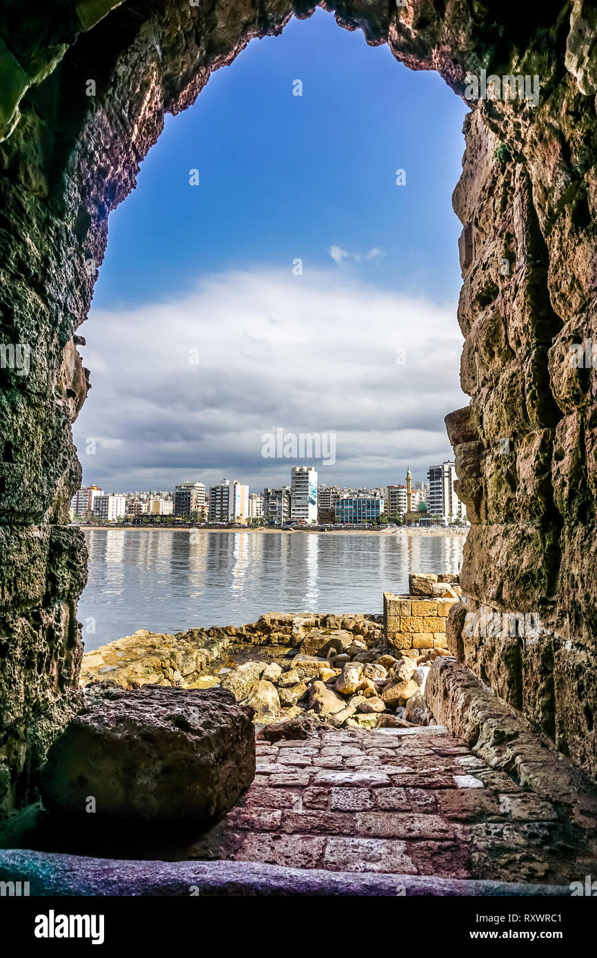 Ruines du château de Sidon croisés sur la mer avec vue sur la ville pittoresque Banque D'Images