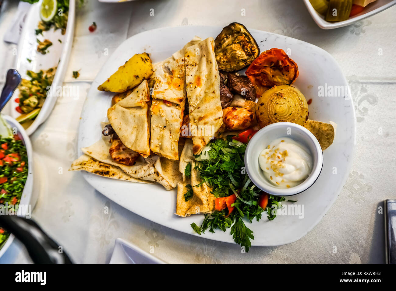 Boeuf Agneau Poulet grillé libanais couverts avec du pain Banque D'Images
