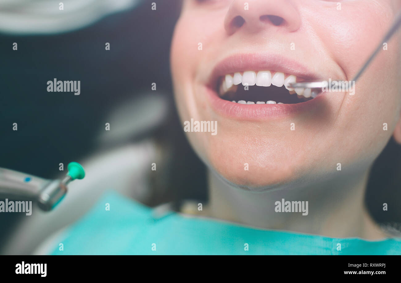 Portrait d'un dentiste qui traite les dents de jeune femme patient. Banque D'Images