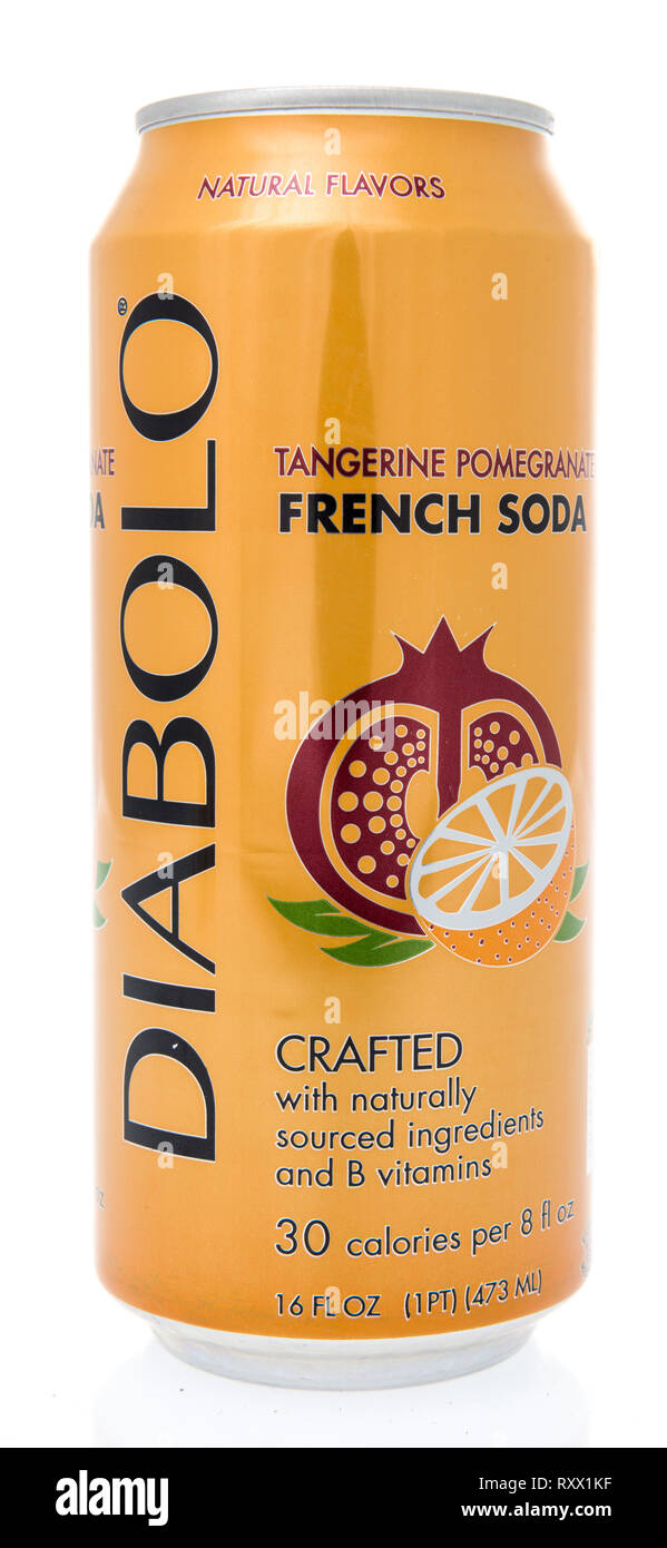 Winneconne, WI - 8 mars 2019 : un peut de Diabolo mandarine pomegranite Soda français sur un fond isolé Banque D'Images
