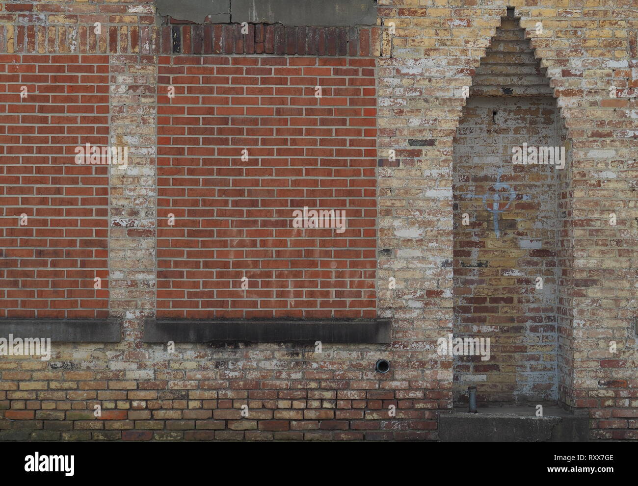 Abandonné avec passage de mur en brique et pierre Banque D'Images