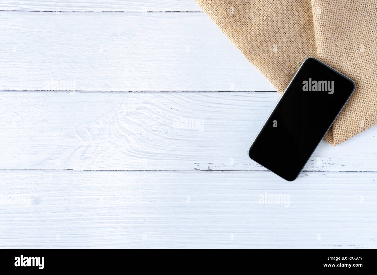 Téléphone Télévision Vintage maquette mise sur de vieux bois blanc table espace espace de texture de fond concept bureau vide remarque, un plan sur l'année 2019 nouveau calendrier Banque D'Images