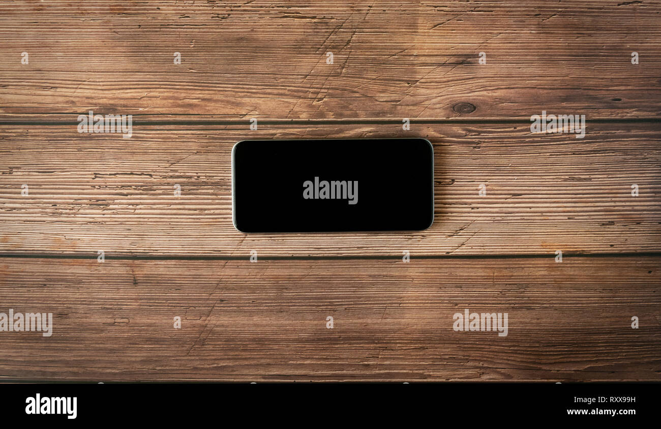 Téléphone Télévision Vintage maquette mise sur ancienne table top vieux bois texture de fond de l'espace vide de l'espace concept bureau remarque, sur le plan de la nouvelle année civile 2019, Banque D'Images