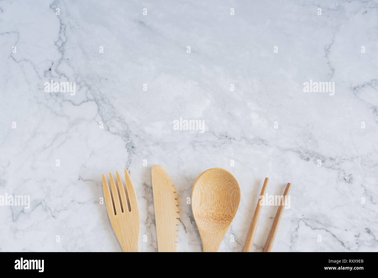 Brosse à dents en bois de bambou sur table en marbre blanc propre concept d'arrière-plan Vue de dessus pour sauver la terre, la Journée mondiale de l'environnement, de plastique, de télévision cuisine Banque D'Images