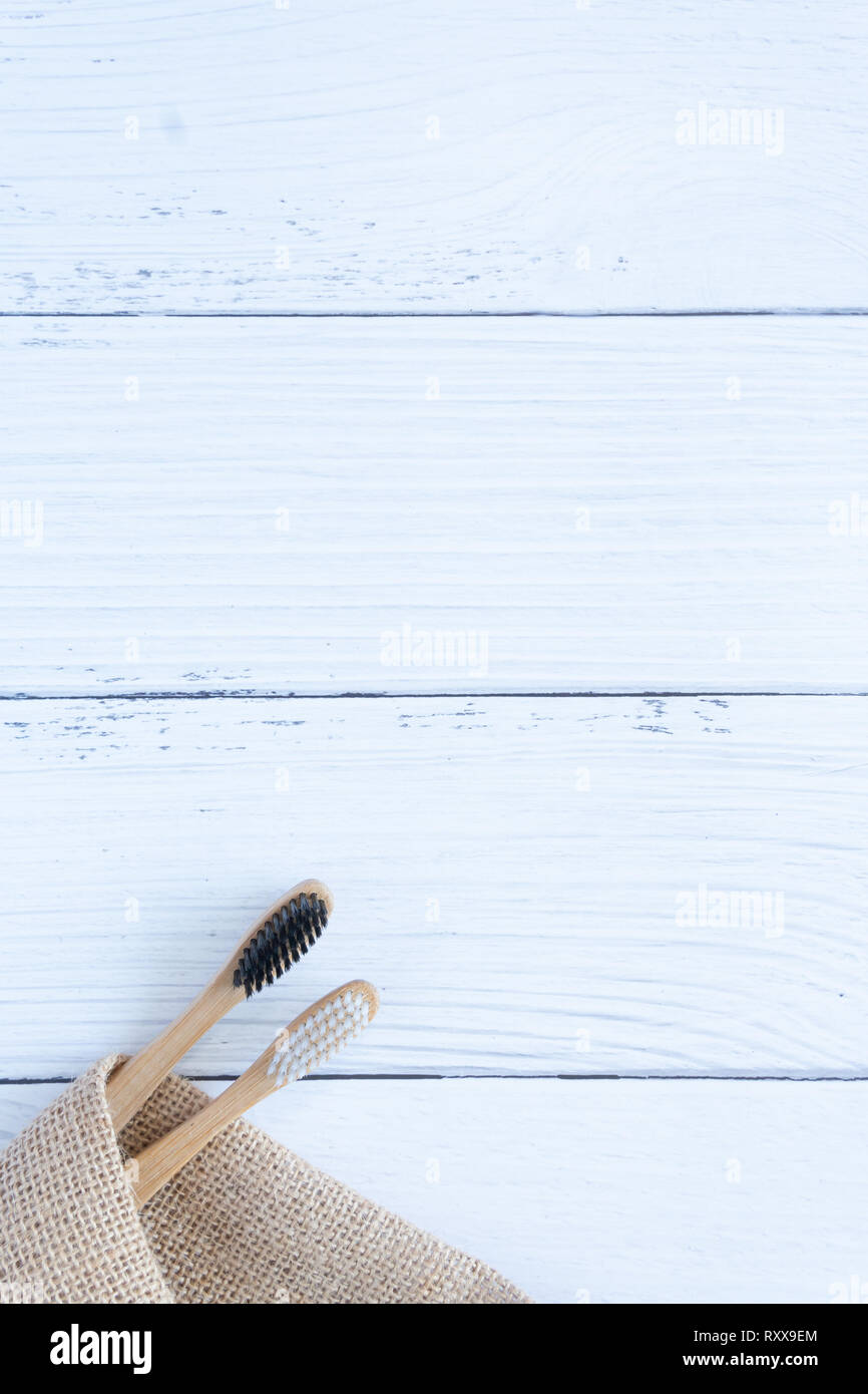 Brosse à dents en bois de bambou sur table en marbre blanc propre concept d'arrière-plan Vue de dessus pour sauver la terre, la Journée mondiale de l'environnement, de plastique, de télévision cuisine Banque D'Images