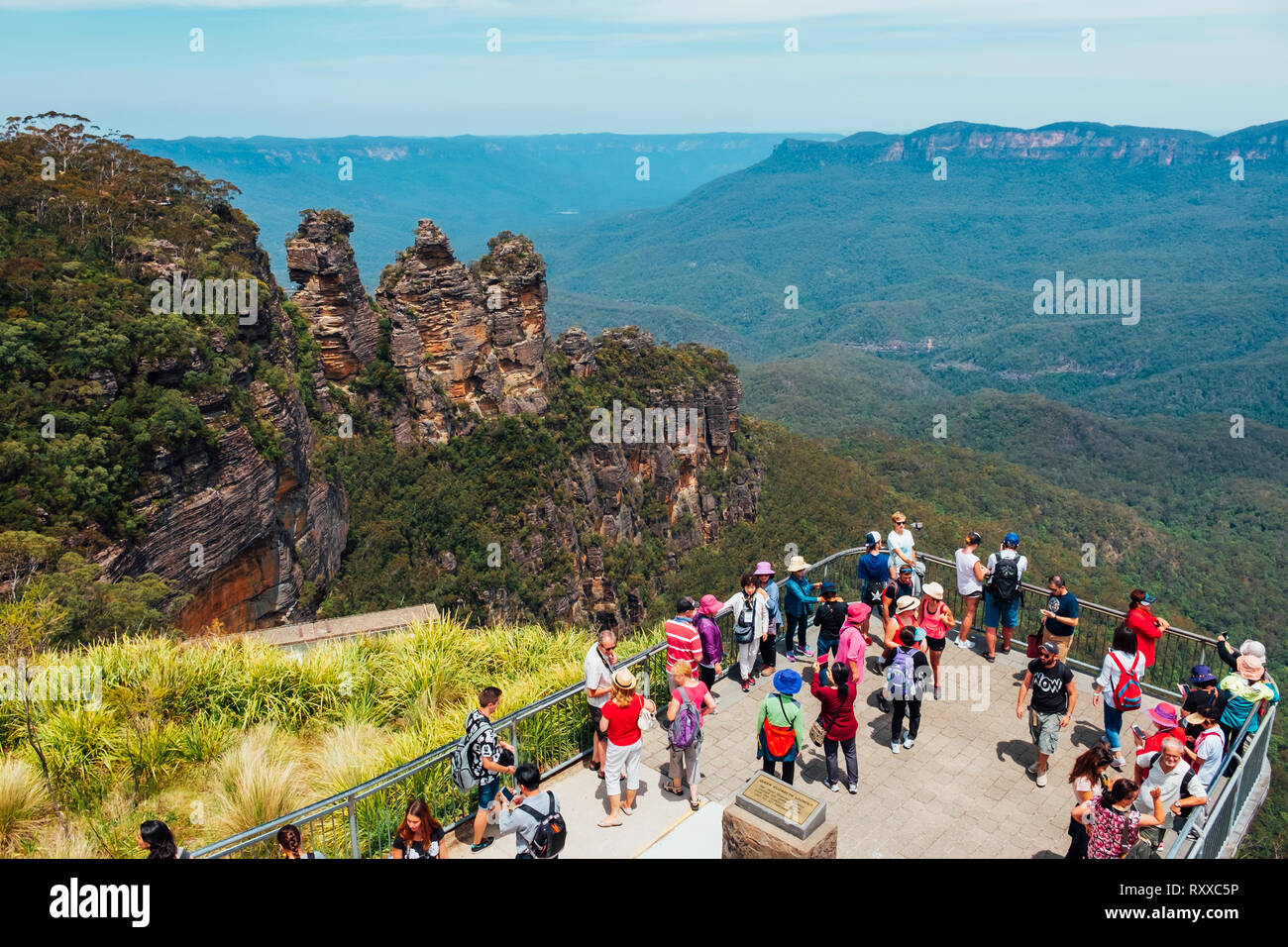 Les trois soeurs de Echo Point dans le Parc National de Blue Mountains au coucher du soleil. Banque D'Images