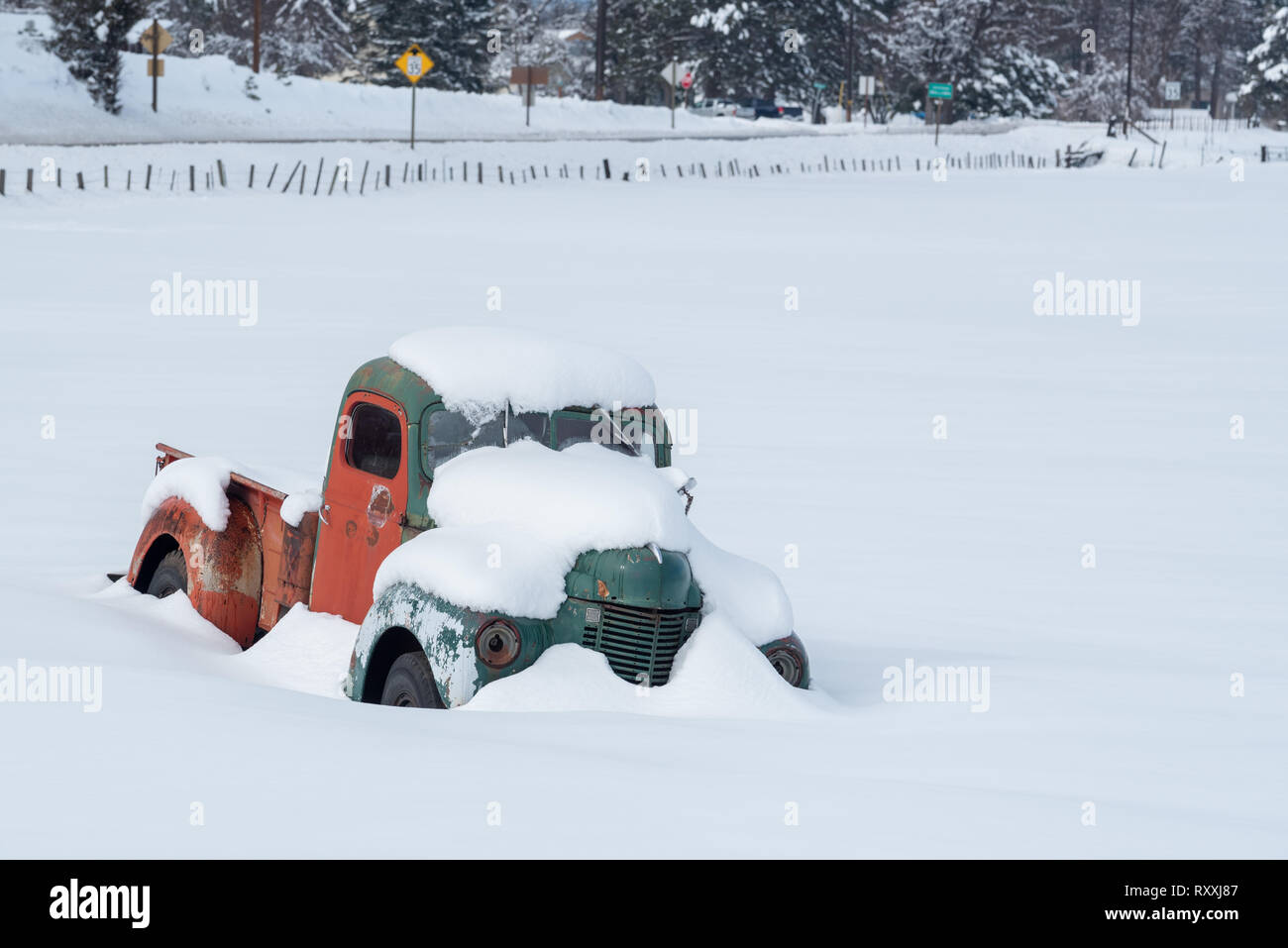 Vieux camion recouvert de neige, Wallowa Valley, Oregon. Banque D'Images