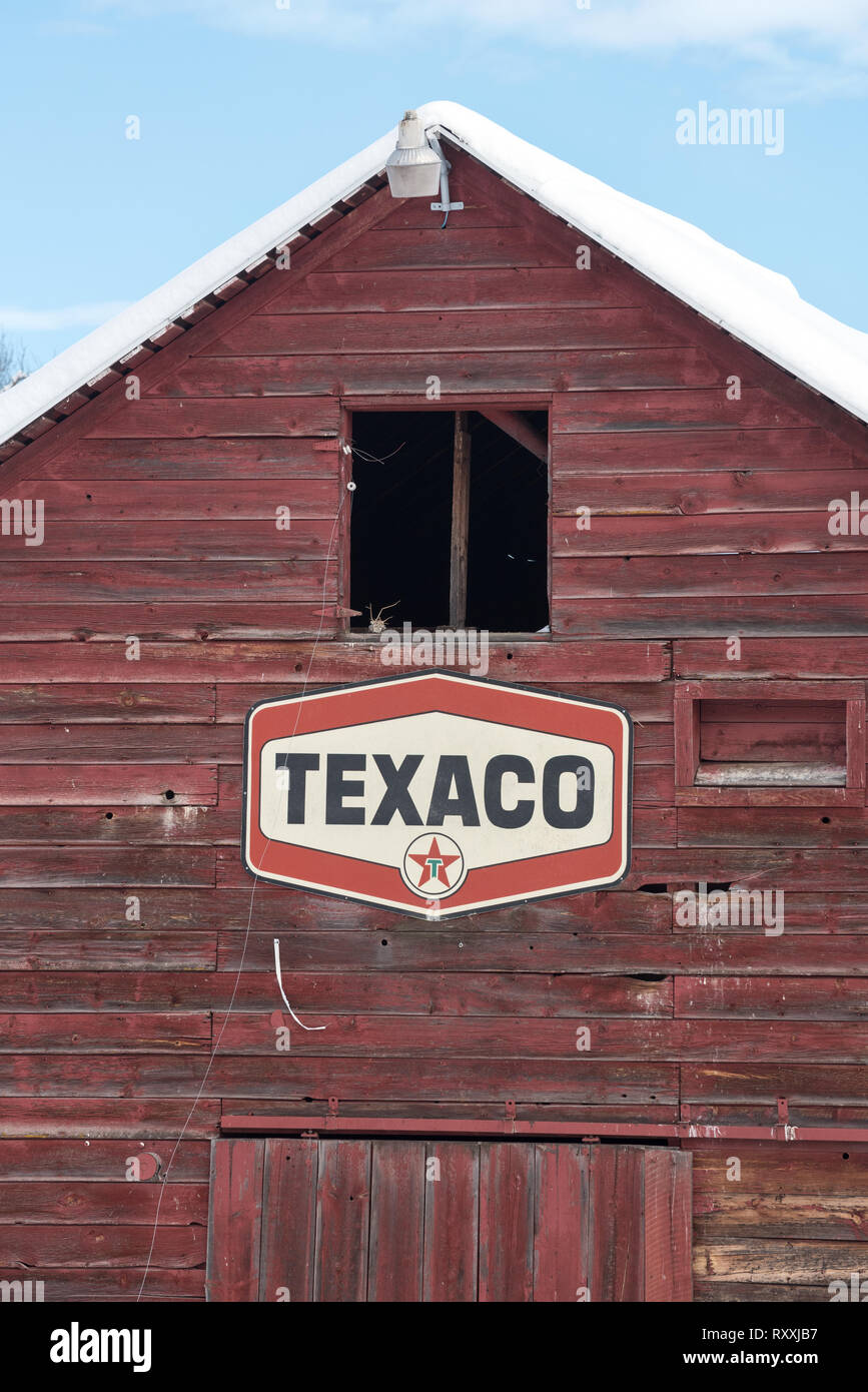Vintage Texaco signe sur une vieille grange en Oregon's Wallowa Valley. Banque D'Images