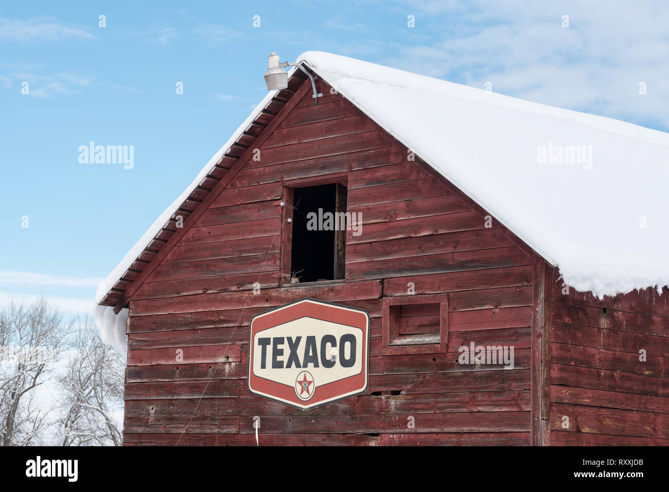 Vintage Texaco signe sur une vieille grange en Oregon's Wallowa Valley. Banque D'Images