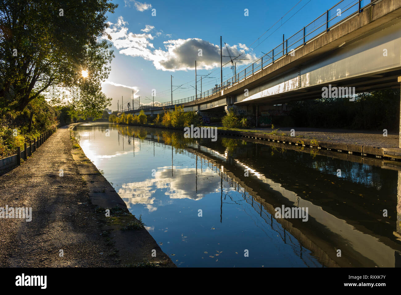 Canal de Bridgewater à Pomona, avec le tramway Metrolink, à côté du viaduc de Manchester, Angleterre, RU Banque D'Images