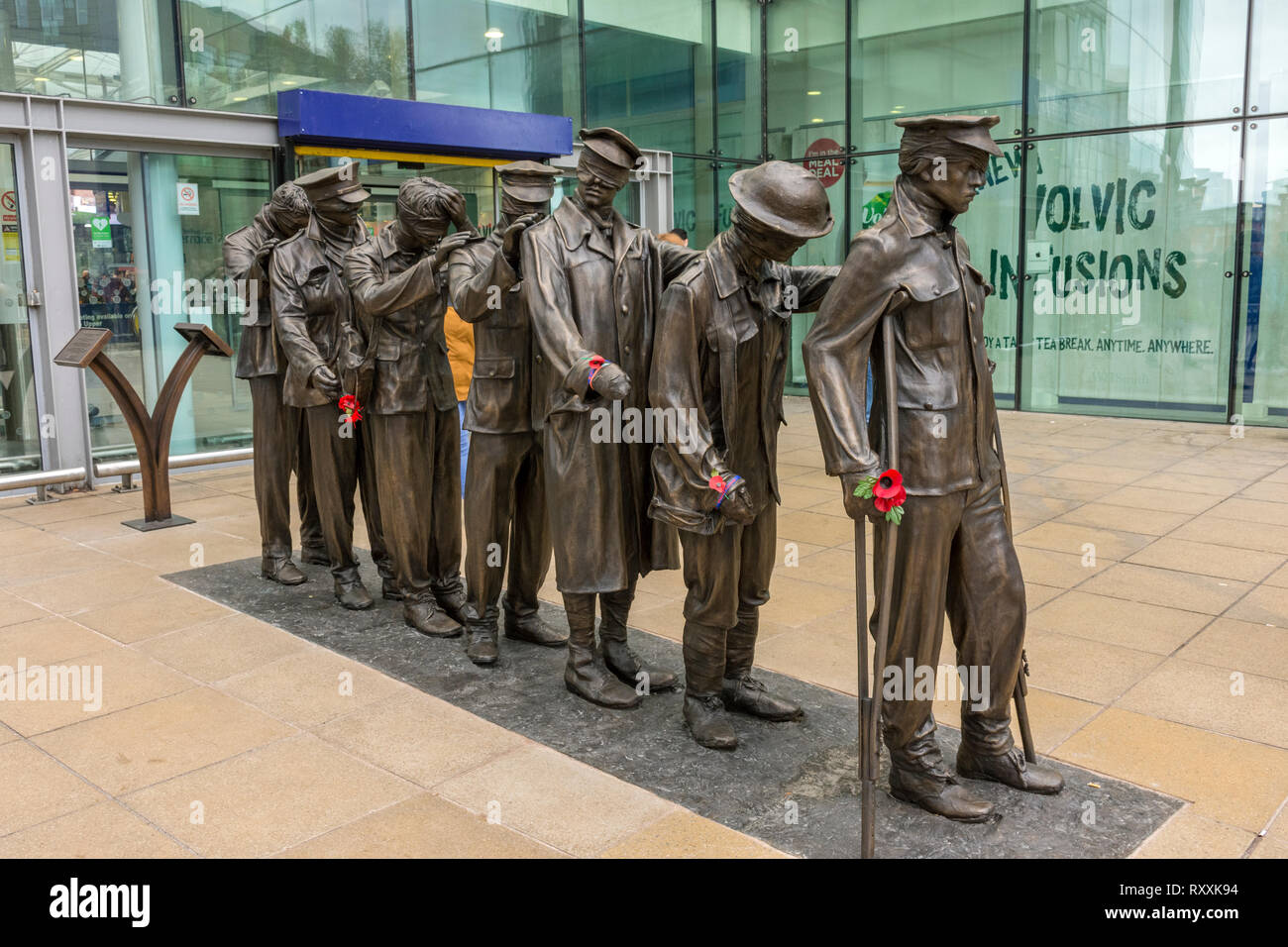 La victoire sur la cécité, une sculpture représentant des victimes de la Première Guerre mondiale, par Johanna Domke-Guyot, Piccadilly, Manchester, Angleterre, RU Banque D'Images