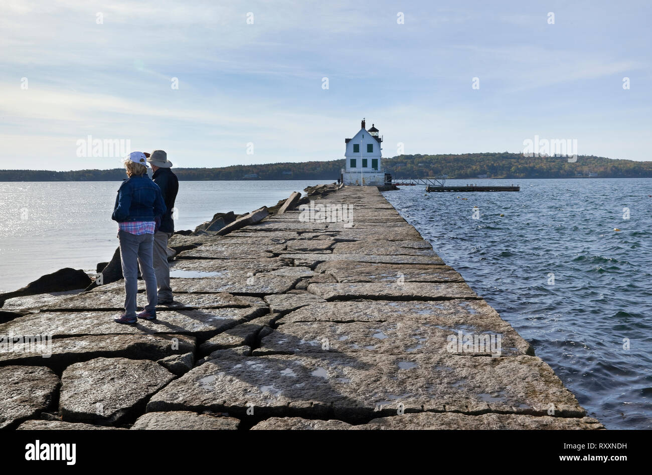 Brise-lames qui s'étend dans la Penobscot Bay et à la fin de qui est le phare, Rockland Rockland, Maine, USA Banque D'Images