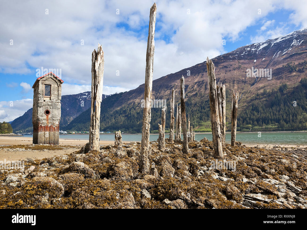 Demeure d'une pompe à eau salée house et les pilotis qui alimentait en eau la mine d'or de Treadwell sur Douglas Island entre 1881 et 1920. Le site s'appelle maintenant le sentier historique mine Treadwell, Douglas Island, Alaska, USA Banque D'Images